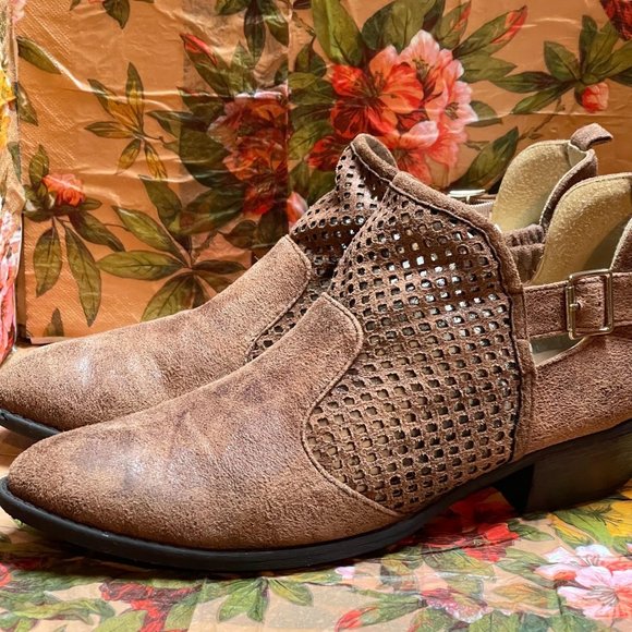 Quipid laser cut Bootie size 7 - Picture 8 of 10